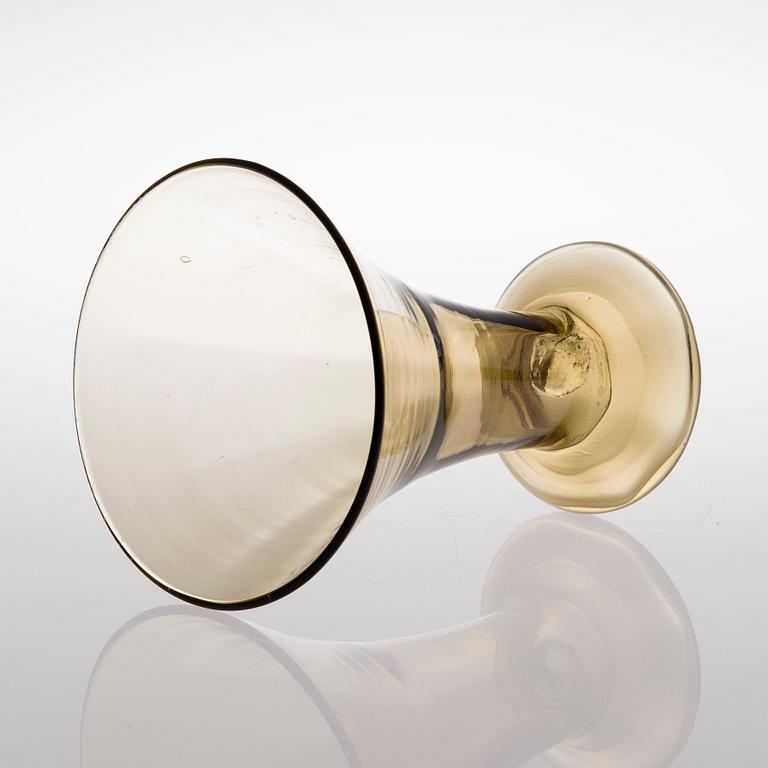 AN EARLY 20TH CENTURY GLASS VASE.