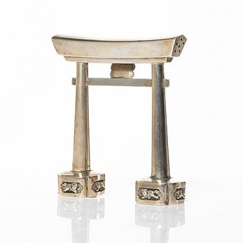 Saltkar / miniatyrer sju stycken, samt netsuke, delvis silver och buxbom, Japan, delvis Meiji (1868-1912).