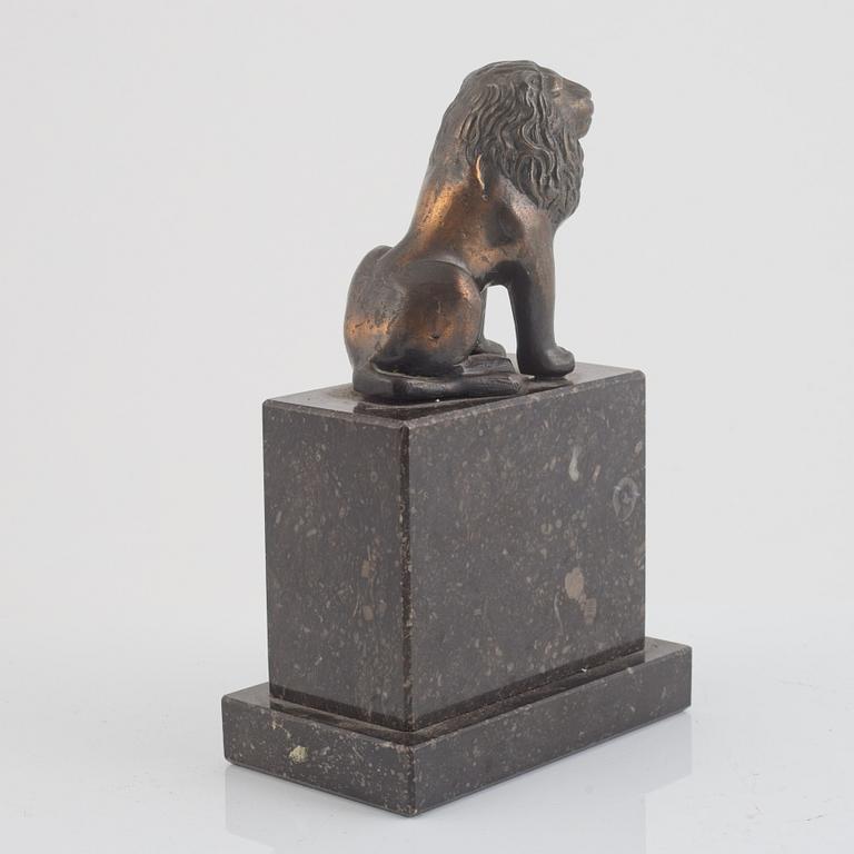 A table sculpture/paper weight, 20th century.