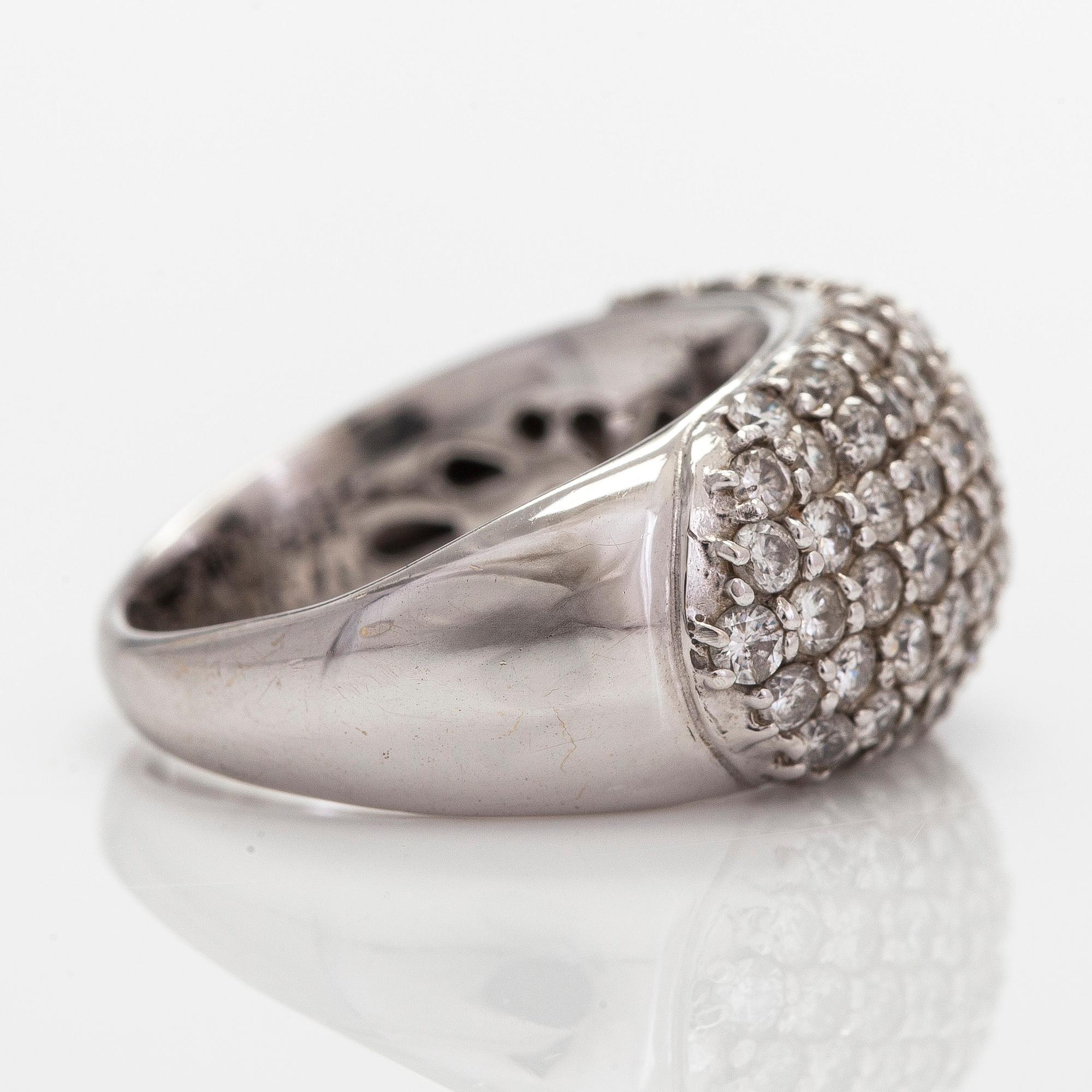 Ring, bombé, 18K vitguld och diamanter ca 2.00 ct tot enligt gravyr.