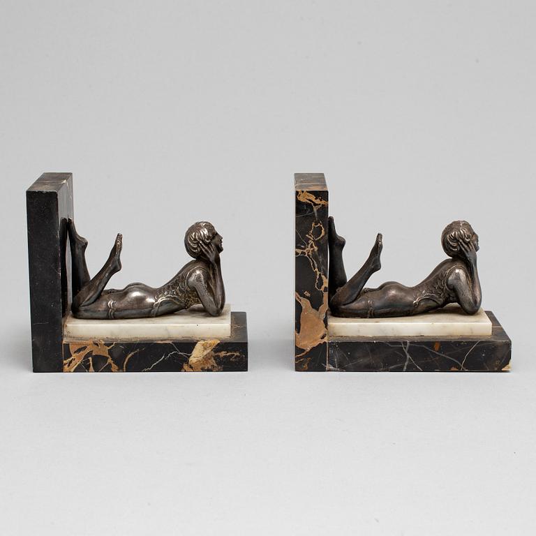 BOKSTÖD, ett par, patinerad metall och marmor, art déco, 1930-tal.