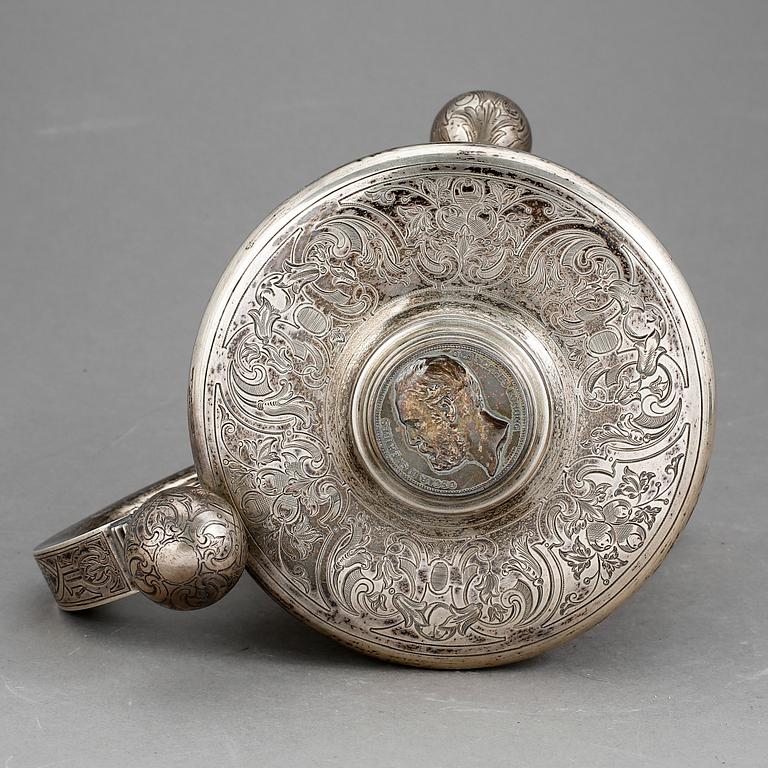 DRYCKESKANNA, silver, barockstil, CG Hallberg, Stockholm 1897. Tot ca 839 gram.