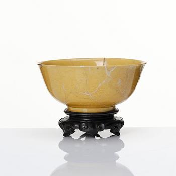 A yellow glazed five clawed dragon bowl, Qing dynasty, Kangxi (1662-1722).