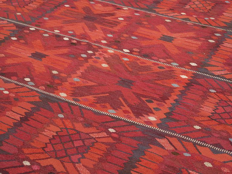CARPET. "Röda nejlikan". Tapestry weave. 396,5 x 404,5 cm. Signed AB MMF BN.