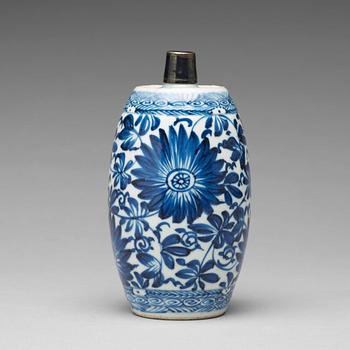 929. A blue and white Genever bottle, Qing dynasty, Kangxi (1662-1722).