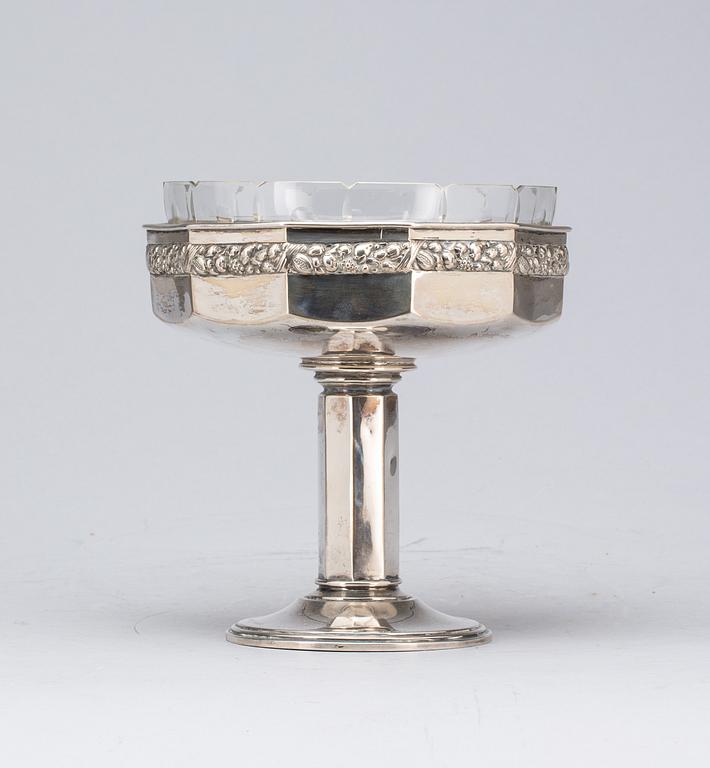 VISITKORTSKÅL på fot, nysilver. 1900-talets första hälft.