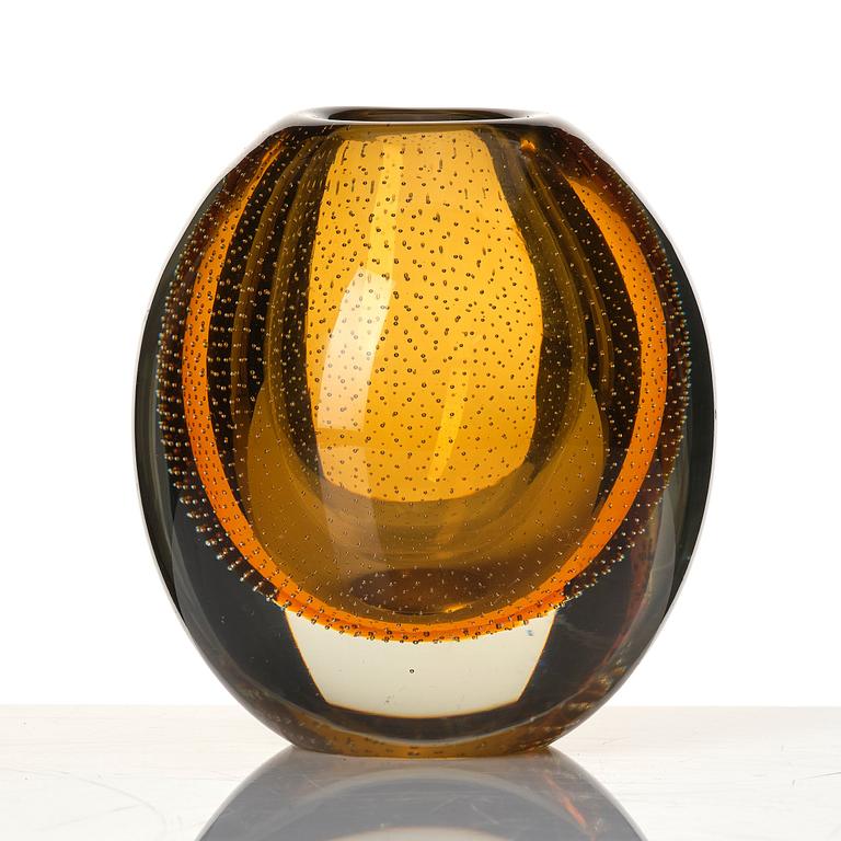 Gunnel Nyman, a 'Musselglas' vase, Nuutajärvi Notsjö, Finland, mid 20th century.