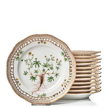 306. Dessertallrikar, 12 stycken, porslin. Royal Copenhagen, "Flora Danica", Danmark, 1900-tal.