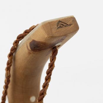 Lars Levi Sunna, ask, signerad LL Sunna. Samt kåsa, oidentifierad signatur.