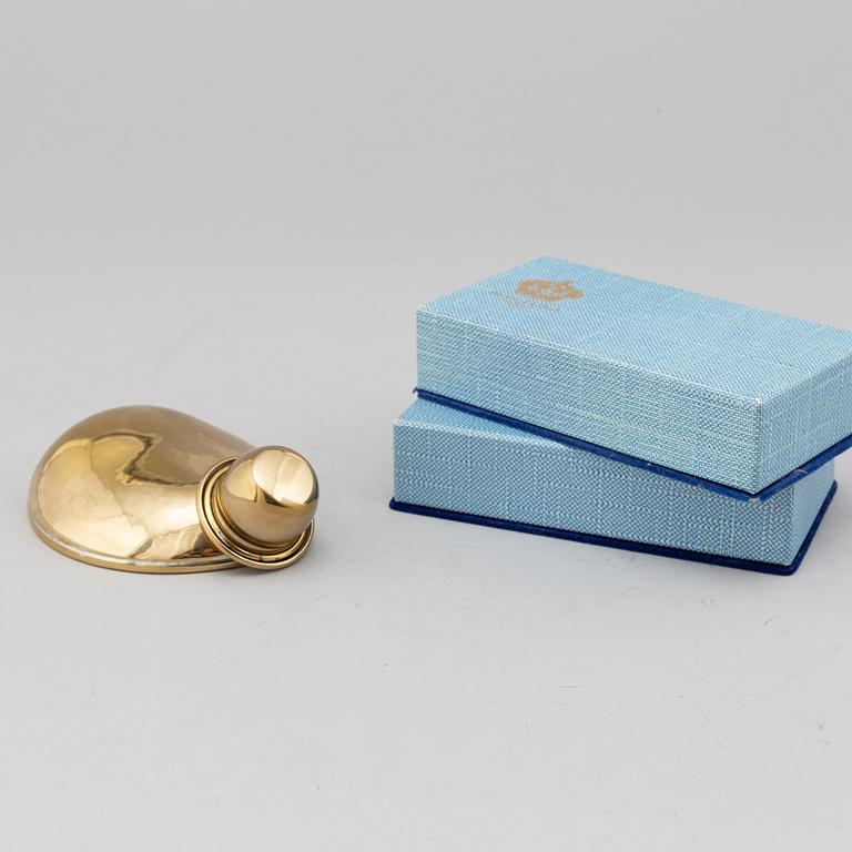 A SKULTUNA MESSINGSBRUK HIP FLASK AND 4 CUPS.