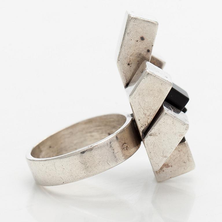 Helge Narsakka, ring, onyx, silver, Kaunis Koru, 1978.