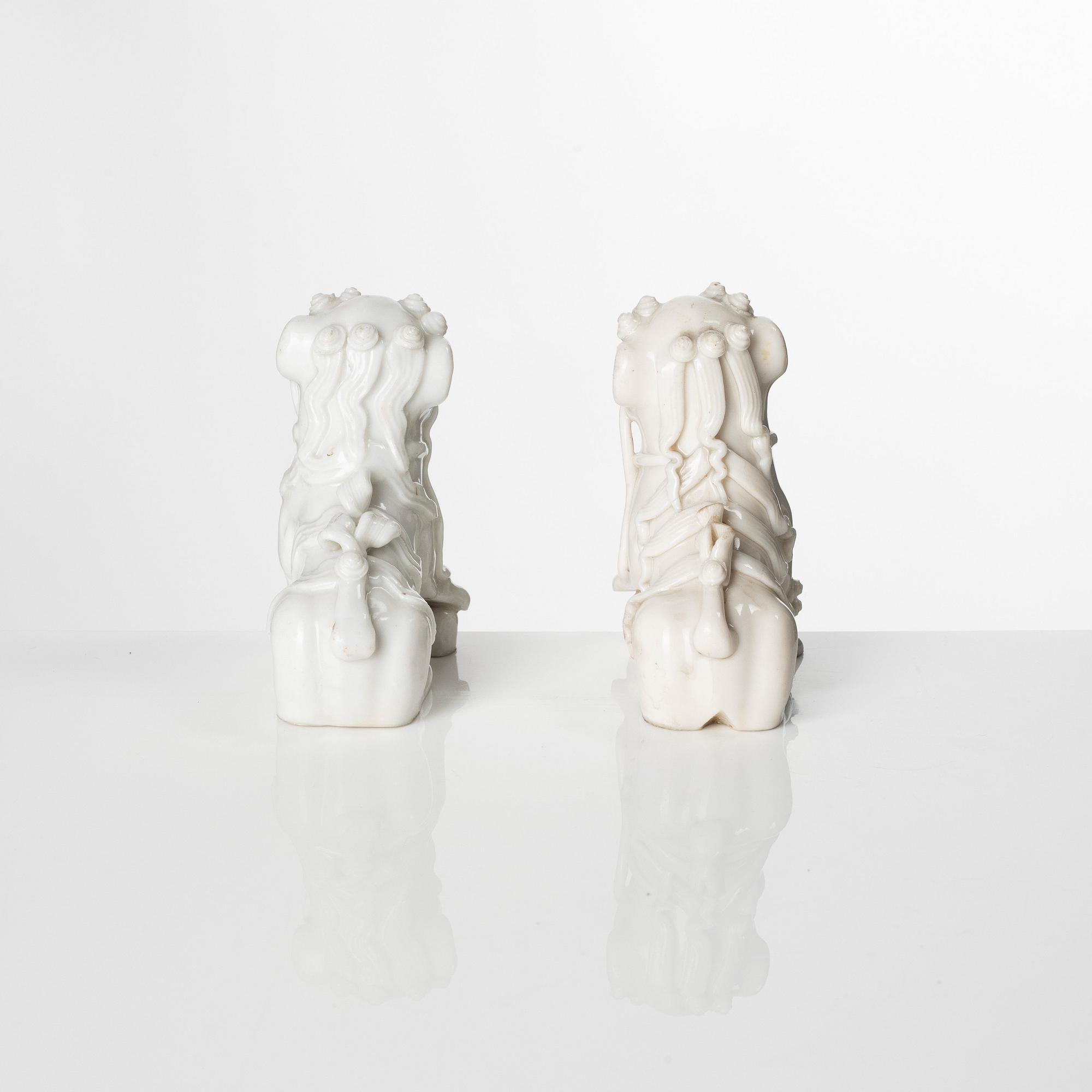 Fohundar, ett par, blanc de chine. Kina, Qingdynastin, Kangxi (1662-1722).