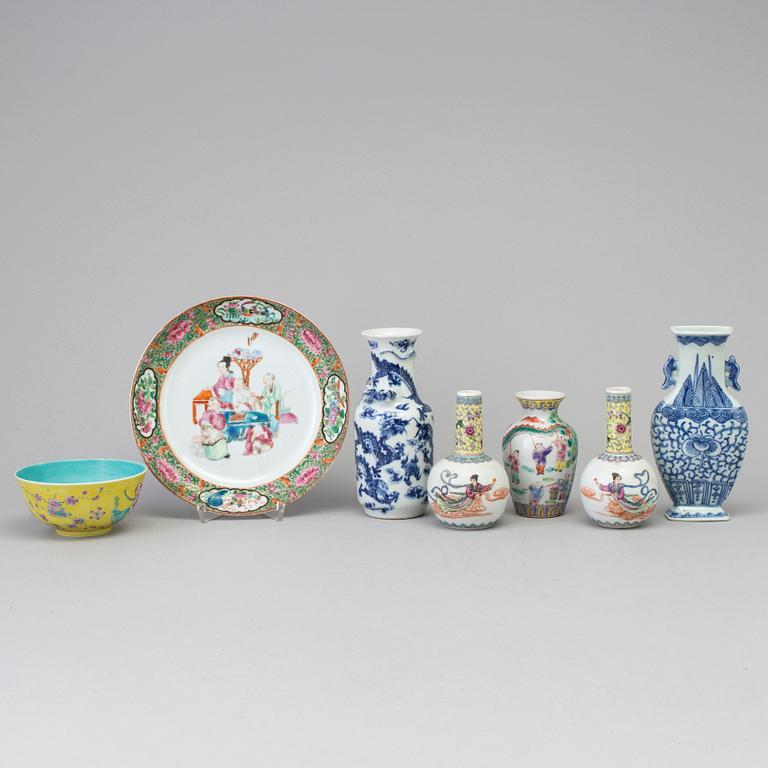 Four chinese porcelain vases, wall vase, bowl and dish, late 19th/20th century.