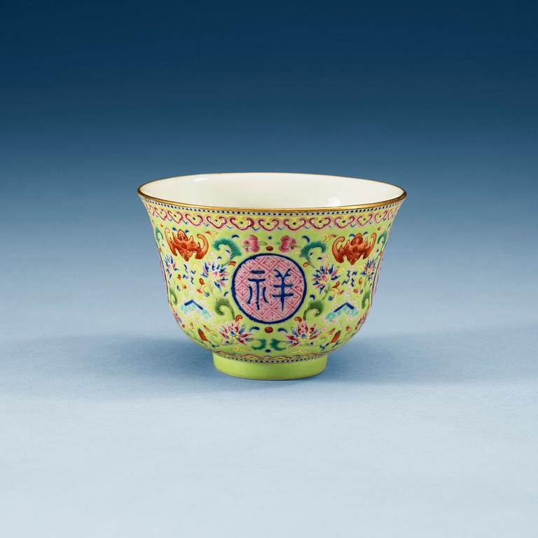 A famille rose green ground bowl, Qing dynasty, with Qianlongs seal mark.