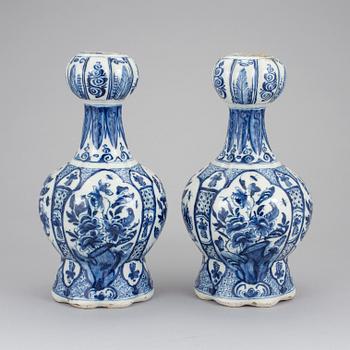 VASER, ett par, fajans, Delft, Holland, 1700-tal.