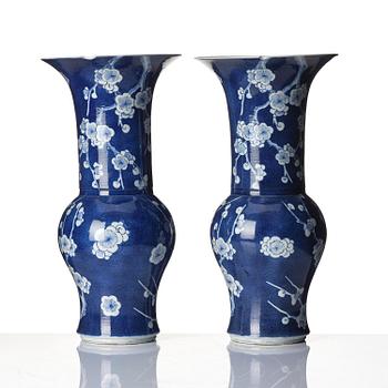 A pair of blue and white 'yen yen' vases, Qing dynasty, 19th century.