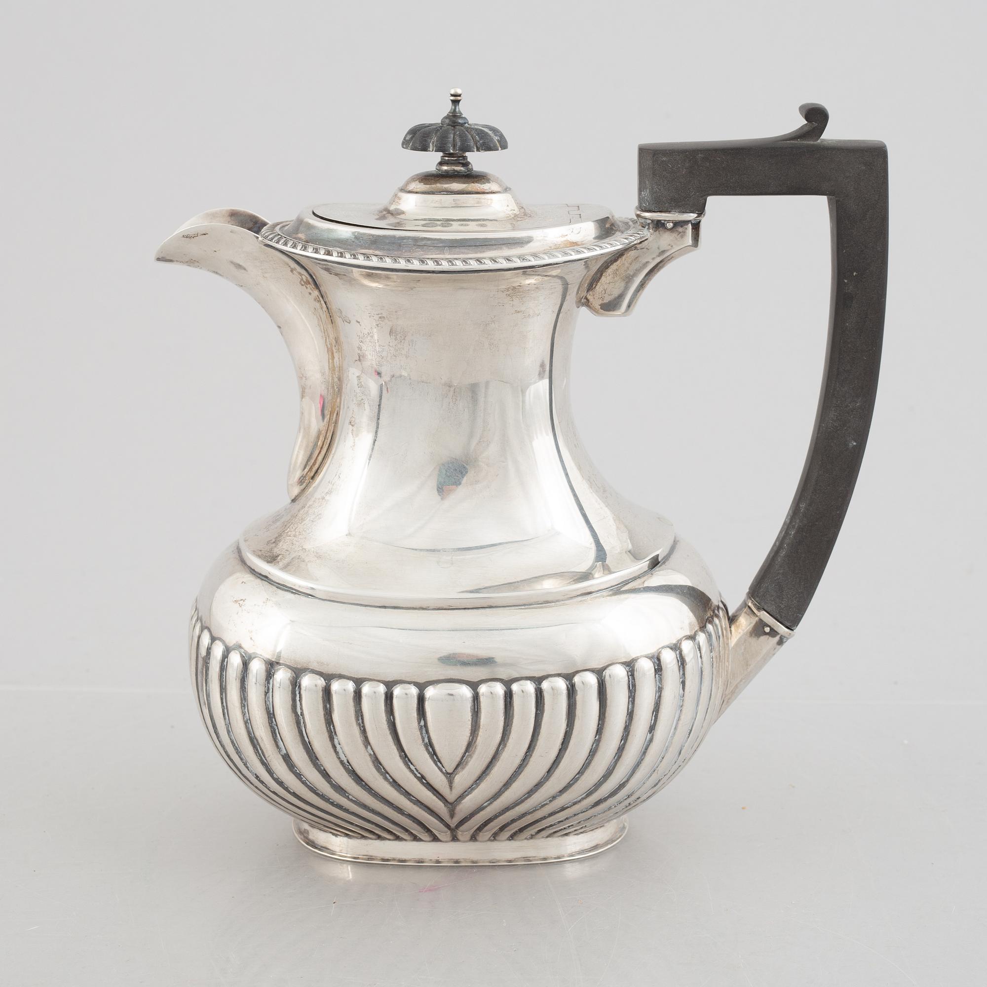 Te- och kaffeservis, 3 delar, samt sockerskål, silver, bl a E. Silver & Co, Sheffield, England 1946-47.