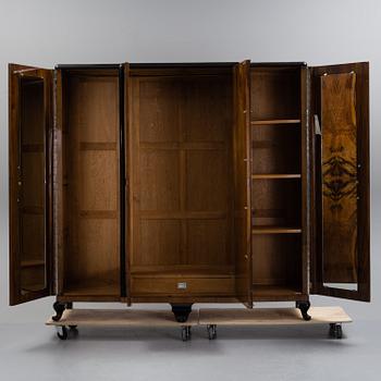 KLÄDSKÅP, 1900-talets första hälft.