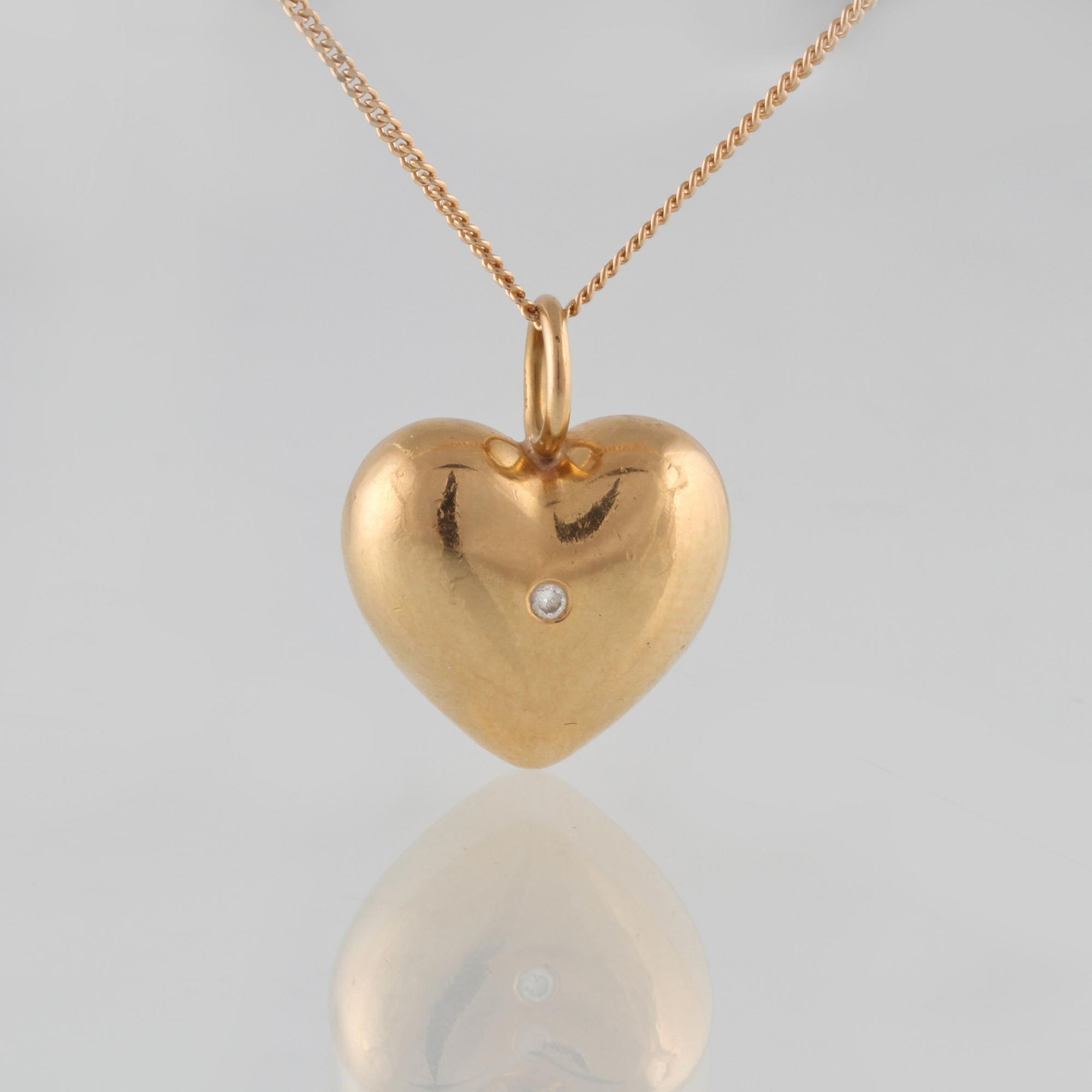 HÄNGE, 18K guld samt briljantslipad diamant ca 0.01 ct. Vikt 9,3 gram.