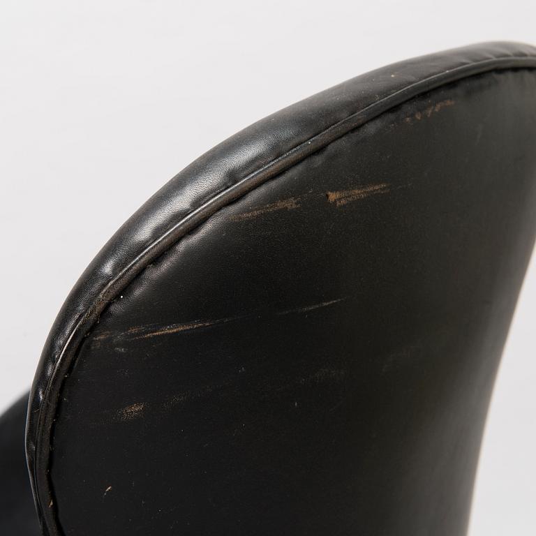 ARNE JACOBSEN, a pair of 1960s 'Swan' armchairs for Fritz Hansen.