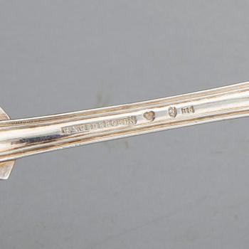 BESTICK I SILVER, 32 delar, olika svenska mästare, 1800/1900-tal. Total vikt ca 2035 gram inklusive knivblad.