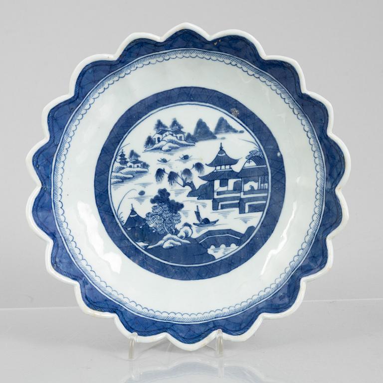 A blue and white export porcelain bowl and three berry plates, China, 18th-19th century.