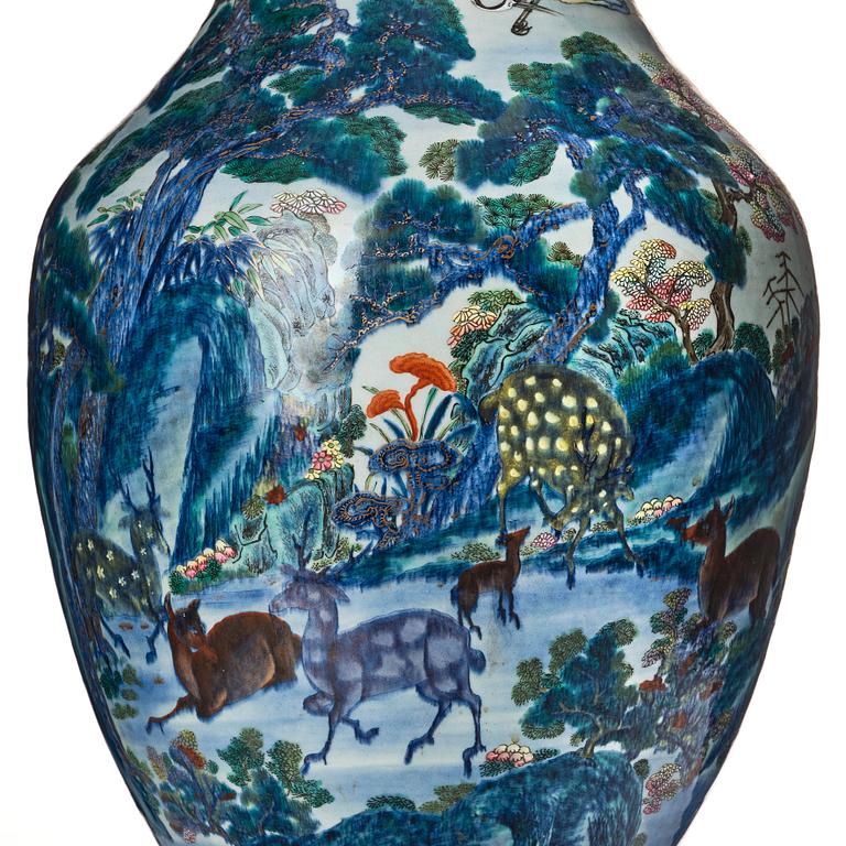 A large famille rose vase, Qing dynasty, circa 1800.