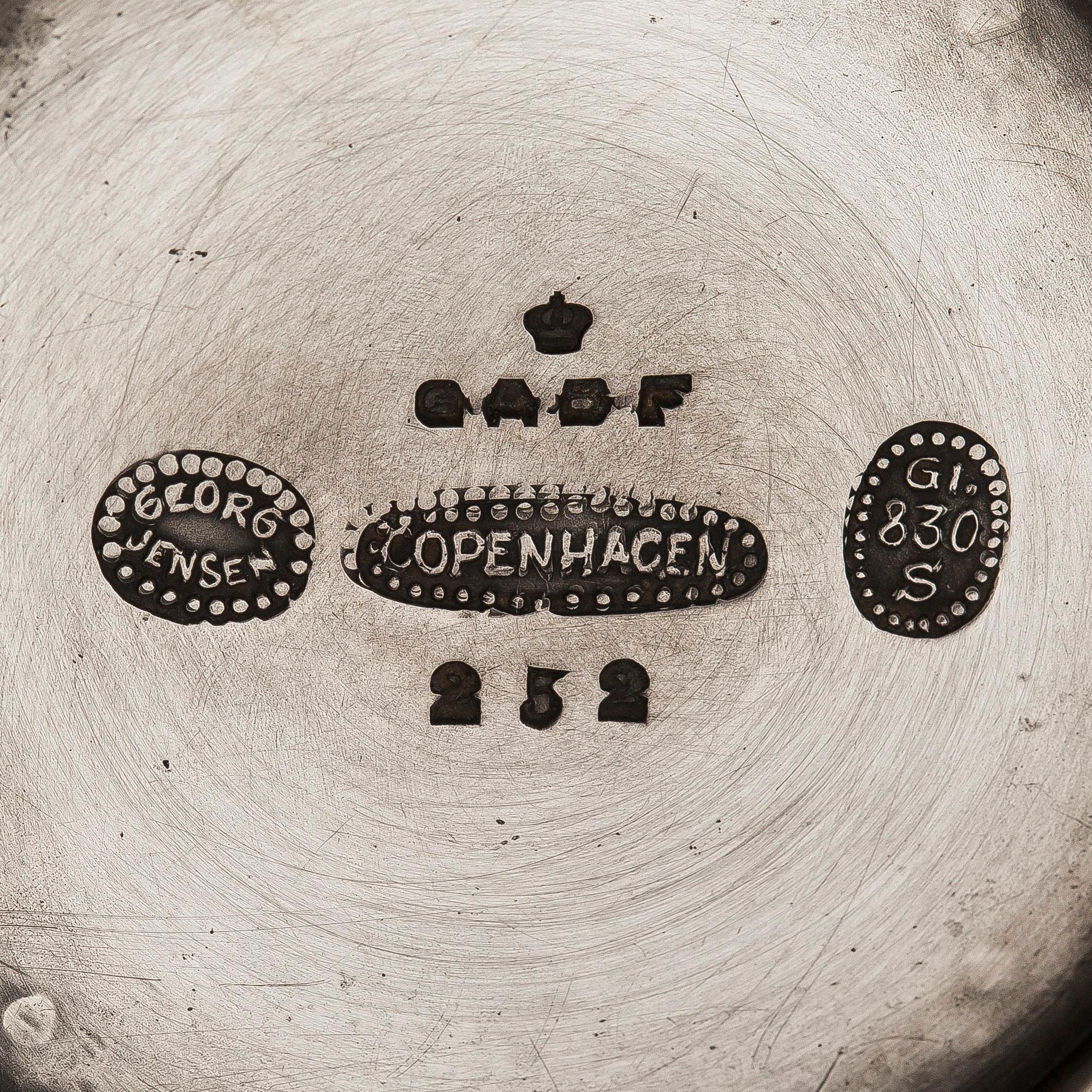 A pair of centrepiece silver bowls by Johan Rohde for Georg Jensen, Copenhagen 1915-1919. Design nr 252.