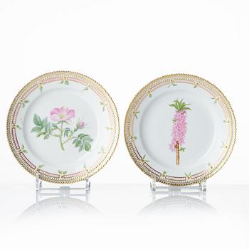 A set of six Royal Copenhagen 'Flora Danica' dinner plates, Denmark, 20th century.