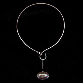HÄNGE & COLLIER, silver. Hänget av Vivianna Torun Bülow Hübe. Collier av Ystads Guldsmedsverkstad, Ystad 2001. Ca 33 gr.