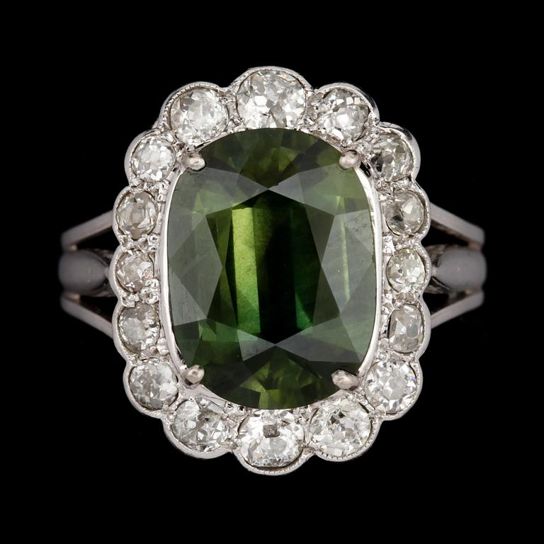 RING, fasettslipad grön safir med antikslipade diamanter, tot. ca 1.20 ct.