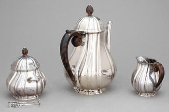 KAFFESERVIS, 3 delar, silver, svenska importstämplar, 1900-talets första hälft. Tot ca 1186 gram.