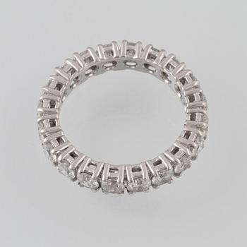 RING, 18K vitguld med briljantslipade diamanter 2.65 ct, Milano, Italien. Vikt 4,1 gram.