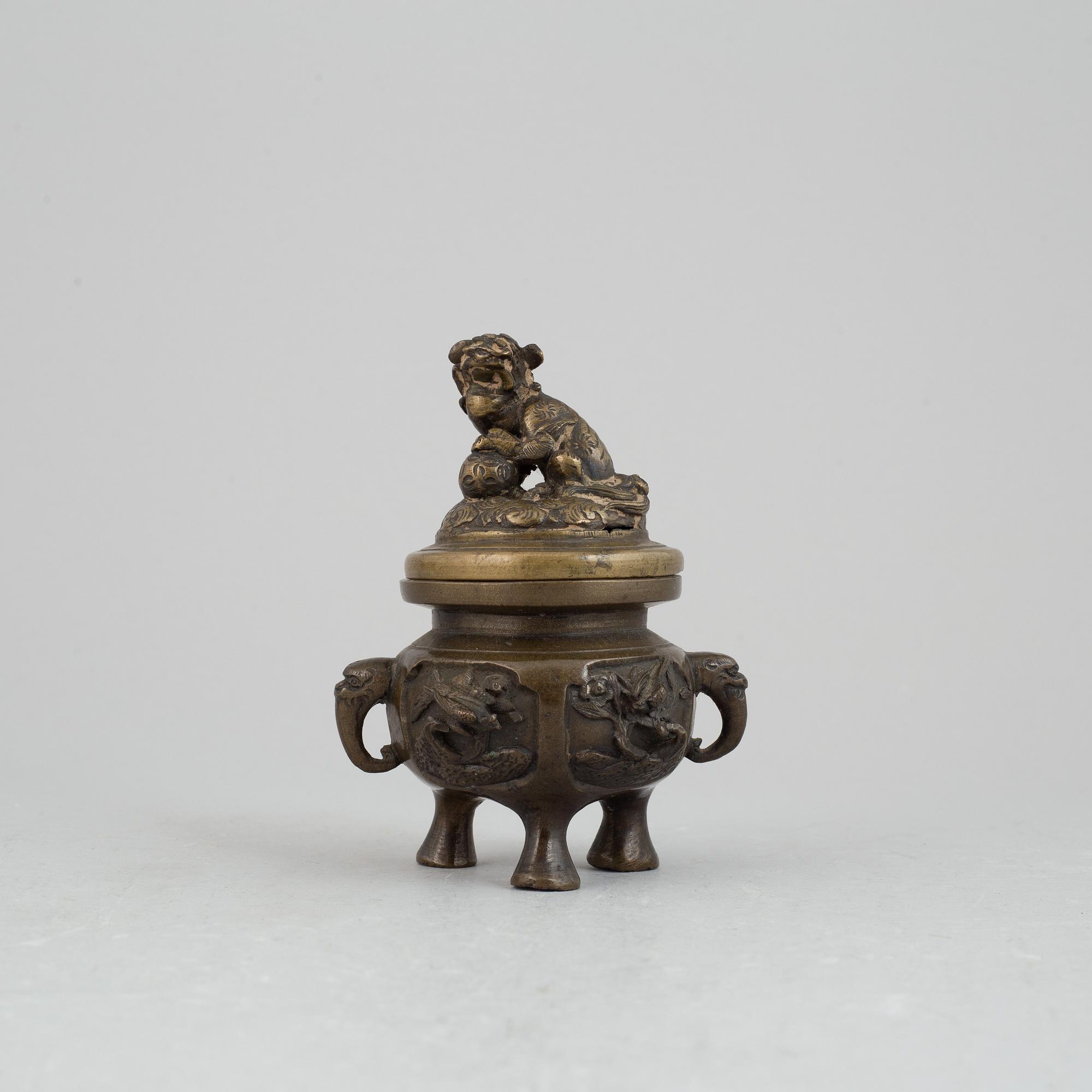 A Chinese bronze censer with lid, Qing dynasty, 19th century.