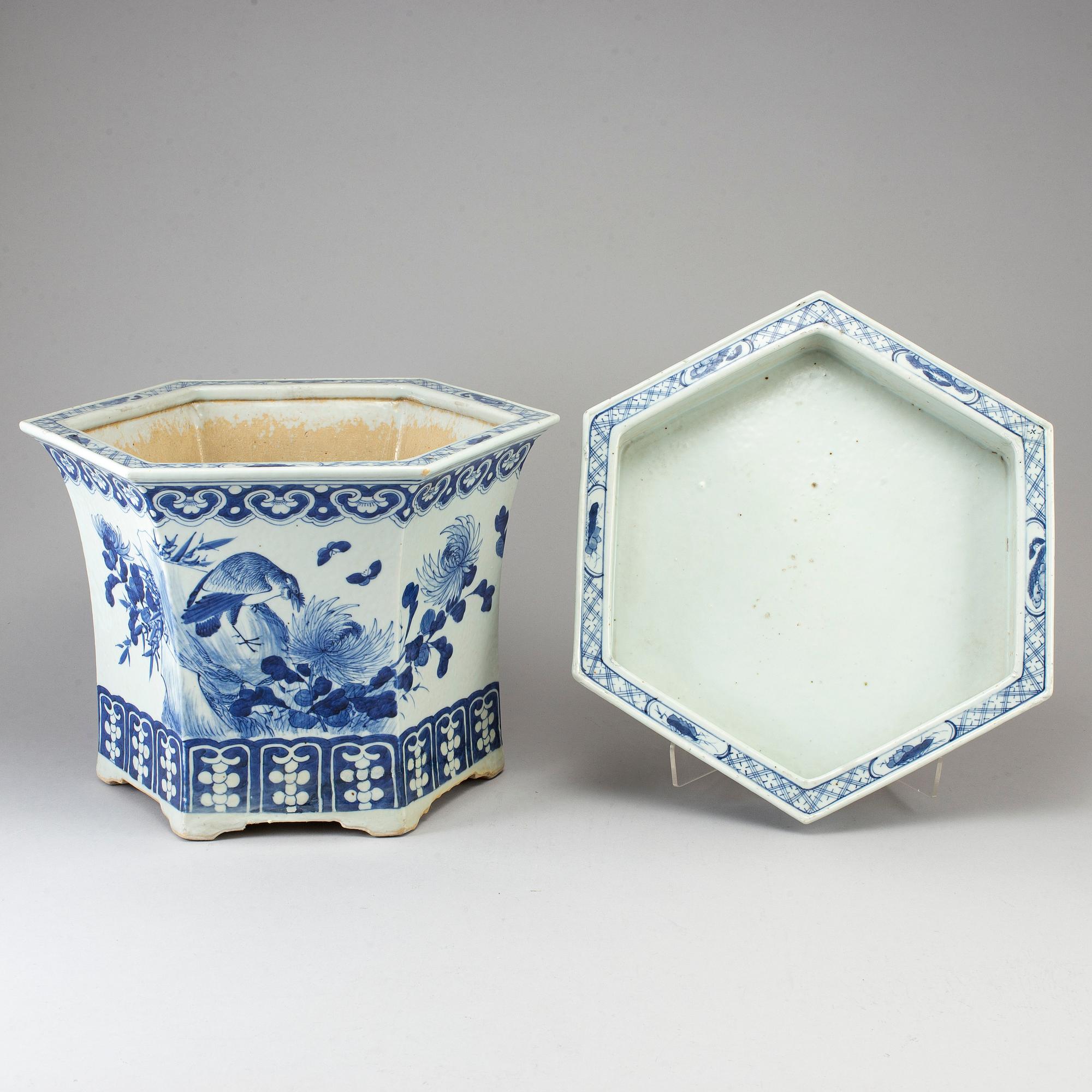 A blue and white flower pot with stand, Qing dynasty, Qianlong (1736-95).