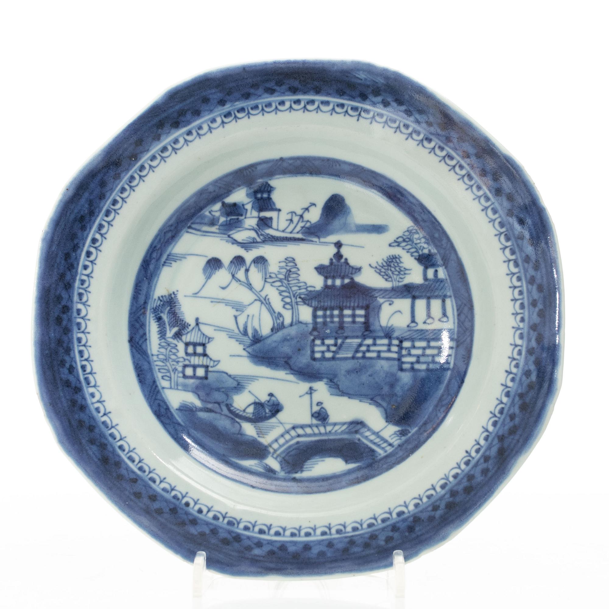 A set of four Chinese export porcelain parts, Qing dynasty, Qianlong (1736-95) and Jiaqing (1796-1820).