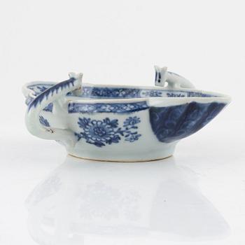 A Chinese blue and white export porcelain sauce boat, Qing dynasty, Qianlong (1736-95).