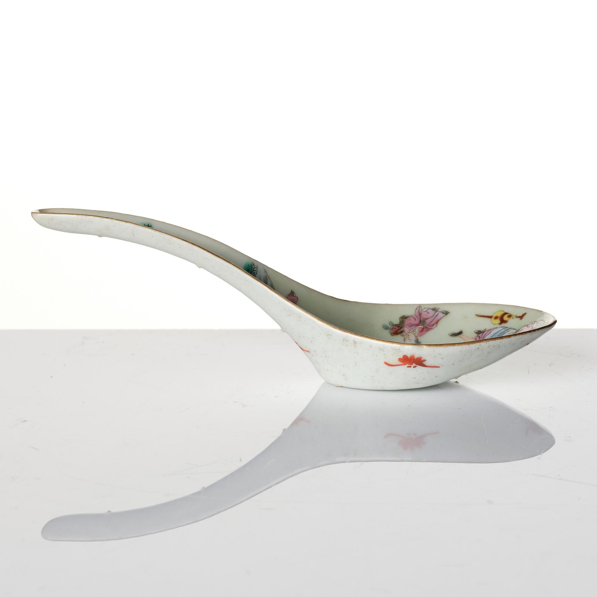 A Chinese porcelain dish and a spoon, late Qing dynasty / around 1900.