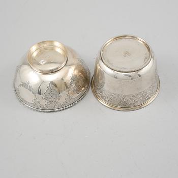 SKÅLAR, 2 st, silver, Sverige respektive England, 1800-tal, vikt 352 gram.