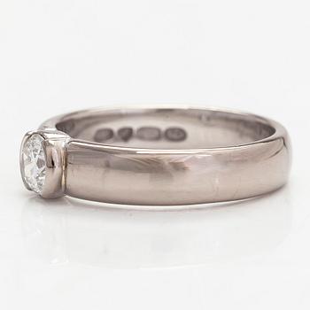 An 18K white gold ring with a brilliant-cut diamond approx. 0.40 ct. Finnish hallmarks, 2000.