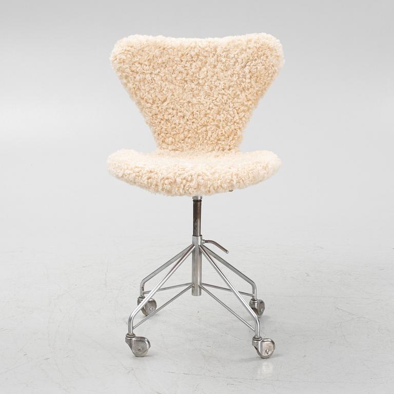 Arne Jacobsen, a 'Series 7' office chair with new sheepskin upholstery, for Fritz Hansen, 1970s.