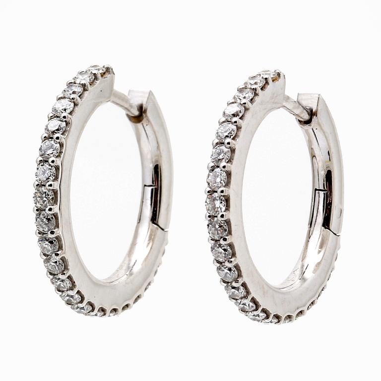 Ole Lynggaard earrings, 18K gold with 42 brilliant-cut diamonds 0,42 ct in total, TW VS, diameter 16 mm.