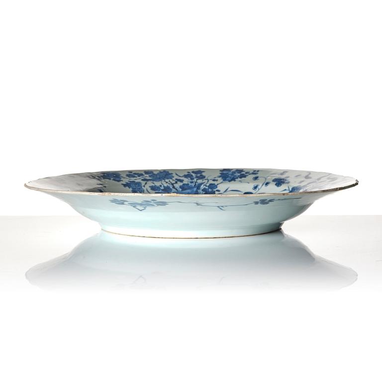 A large blue and white dish, Qing dynasty, Kangxi (1662-1722).