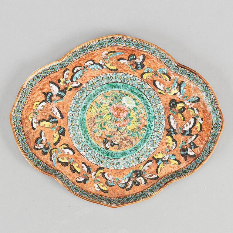 A famille rose tray, Qing dynasty, 19th Century.