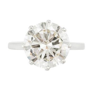 A platinum ring with a round brilliant-cut diamond.