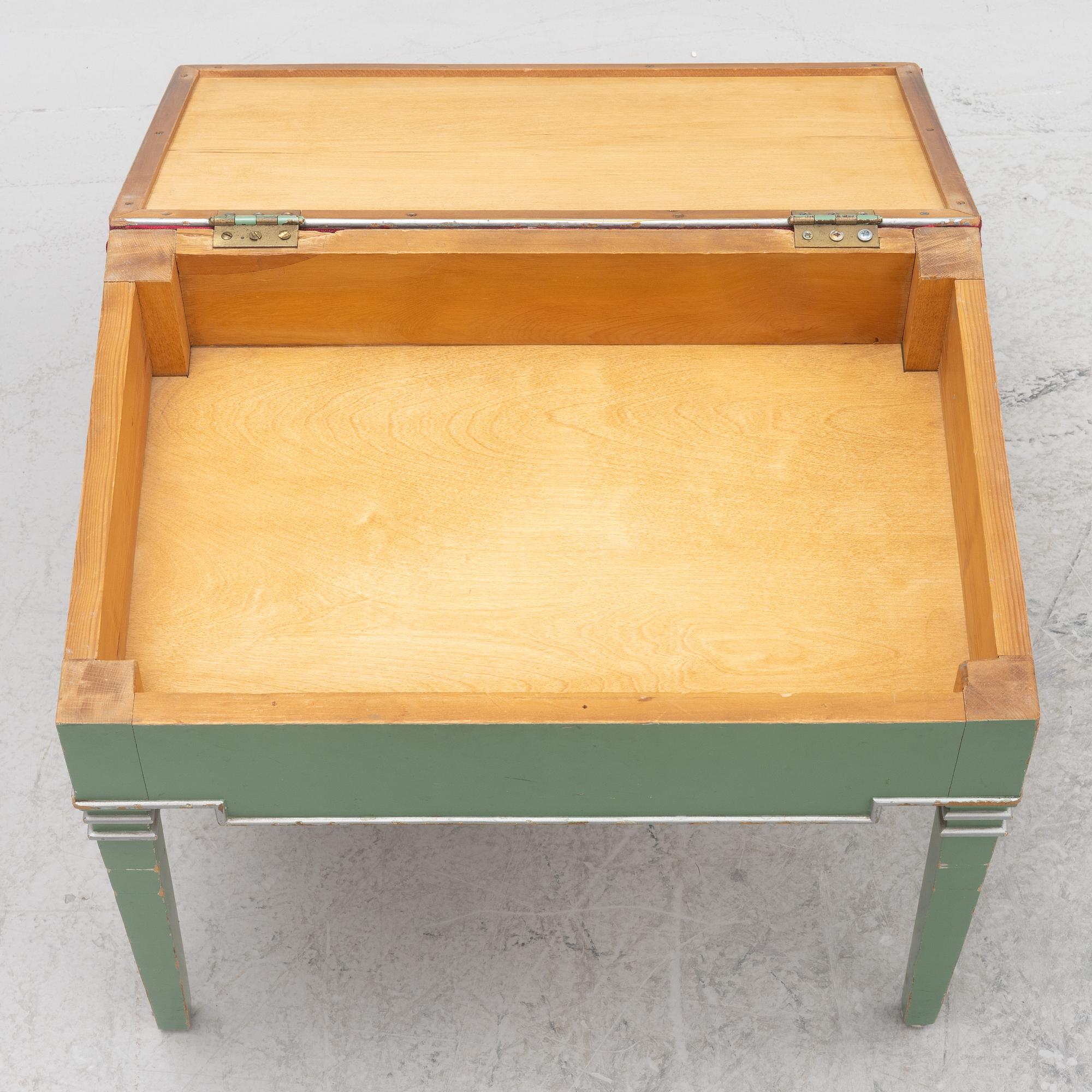 Dressing table, Swedish Grace, first half of the 20th century, with an accompanying upholstered stool.