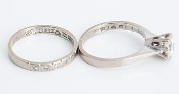 RINGAR, 18K guld med briljantslipad diamant ca 0.88 ct samt ring med mindre åttkantslipade diamanter.