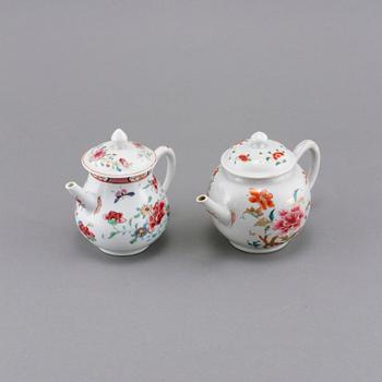 TEA BOWLS, 2 pieces, China, 18:th century.