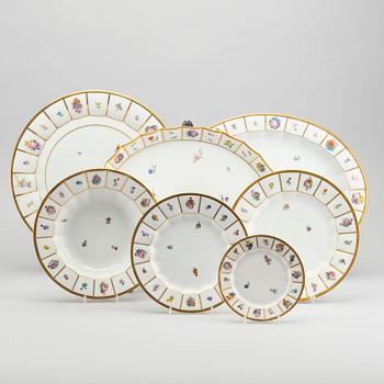 A 83 PIECES "HENRIETTE" DINNER SERVICE IN POCELAIN BY ROYAL COPENHAGEN, Denmark.