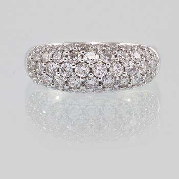 RING, 18k vitguld med 56 briljantslipade diamanter, totalt 1.69 ct. Vikt 7 g.
